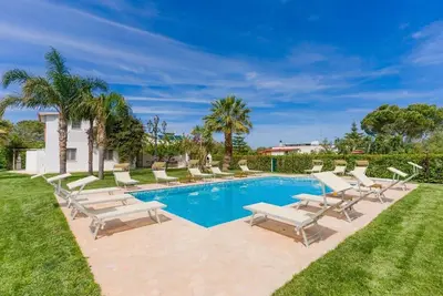 Image de Swimming pool - Garden - Barbecue - Parking space - Ac