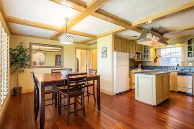 Image de Luxurious Escape: 3 King Beds Lakefront Retreat in Canyon Lake, Tx! \n