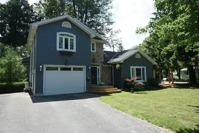 Image de Fully Furnished Lakeside Getaway in Beautiful Bright's Grove!