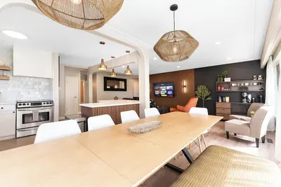 Image de Central property / Nait /Royal Alex hospital /Rogers place/Wem/Sleeps 16