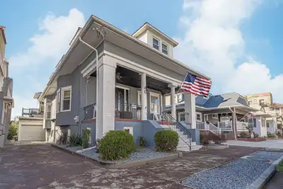 Image de Speakeasy, Hot tub, 1920s Family Beach Home, Decked Out Home. . . Steps to Beach and Boardwalk