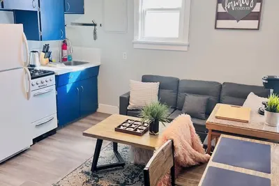 Image de Blueberry - 1 Bedroom/1 Bath Suite in Bankview, Calgary (Sleeps 2)