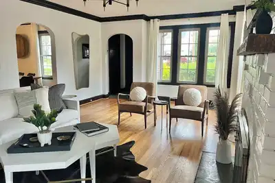 Image de The Designers Den-Sleeps 10, Pets ok, 5min to Ihfc & Hpu, Emerywood!