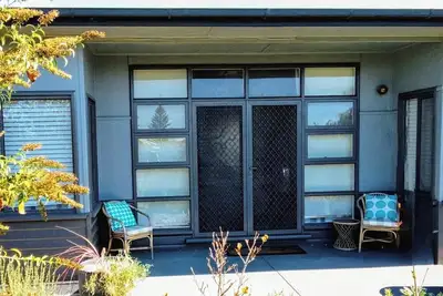 Image de Retro beach house. \nCentral and close to beach. \nRoom for all the family.