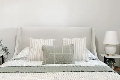 Image de Centrally located Spacious & Comfortable 2 Master Bedroom Home For large Groups