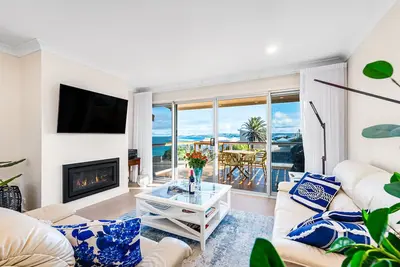 Image de bythesea-Beachfront, large balcony, cosy fire place