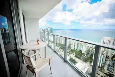Image de 2-Bedroom Luxury Condo with Balcony