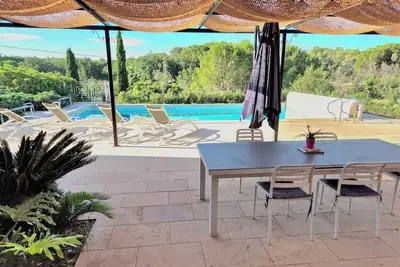 Image de Maison en pleine nature avec piscine privée.