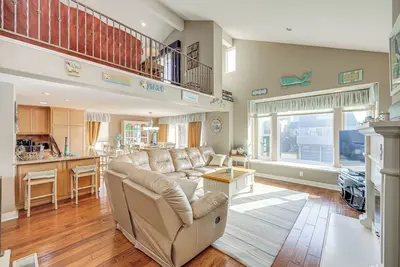 Image de Oxnard Home w/ Outdoor Spots - Steps to the Beach!