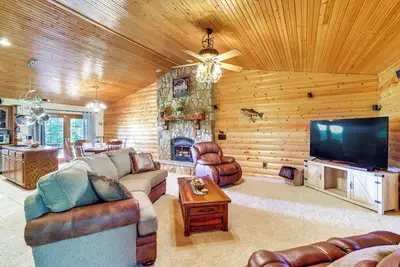 Image de 'Just a Cast Away' Cassville Cabin w/ Covered Deck