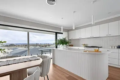 Image de Hillgrove - Sophisticated & Refined Entertainer