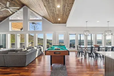 Image de 2 Cabins & Views for Miles~ Hot Tubs~ Pool Table