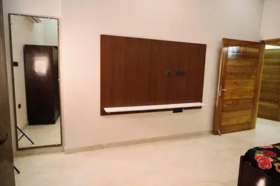 Image de Luxury King-size Room with Attached Washroom in Ayodhya. 10 mins from Ram Mandir