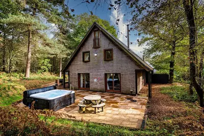 Image de Stanton; woodland lodge for 14 with hot tub, log burner, Bbq, near Alton Towers.