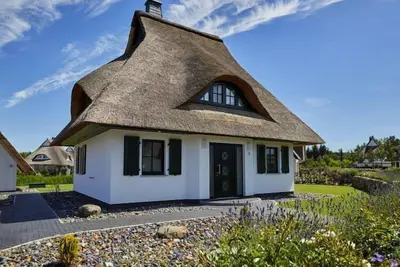 Image de Maison au Toit de Chaume près de la Lagune