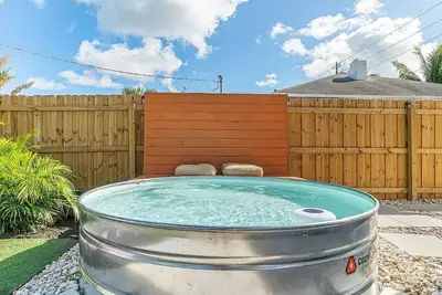 Image de 3 Bedroom home, 1. 1 miles to the beach, walk to restaurants.