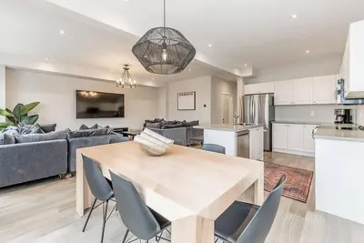 Image de Modern Luxury Townhome - Walk to Blue / Sleeps 10