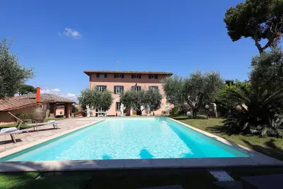 Image de villa avec piscine à quelques minutes du centre historique