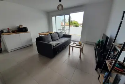Image de T2 moderne avec terrasse ensoleillée et parking au centre d'Anglet, proche des plages
