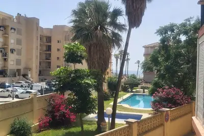 Image de Appartement Rénové avec Piscine et Tennis Face à la Mer à Playamar