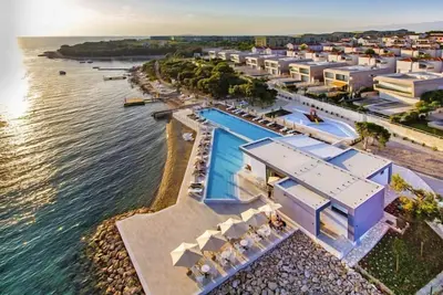 Image de Villas Punta Skala Apartments avec piscine