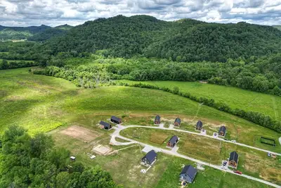 Image de Three Suns Full Rental • 8 Cabins \/ Mountain Views