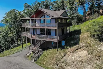 Image de Mountain Views & Summer Breezes Await in the Nc High Country @ Deuces Wild