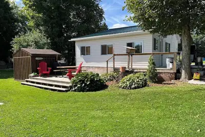 Bayview Cottage Lakeside living at this cozy Westport Cottage.