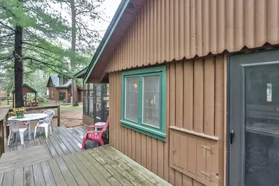 Image de This cute 3 bedroom vacation home emphasizes the fact that you are up north.