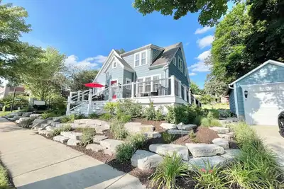 Image de Walk to Downtown Restaurants, Cozy Stay, Grand Porch, Bike on the river trails!
