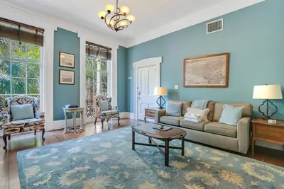 Image de Sprawling Manor Steps to Forsyth off of Monterey Square by Lucky Savannah