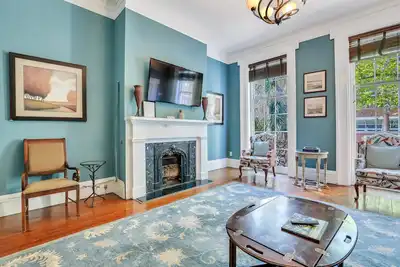 Image de Historic Parlor off Monterey Sq W/ Patio, Steps to Park by Lucky Savannah