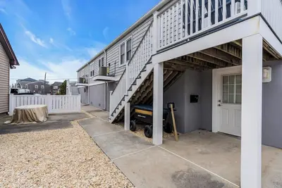 Image de Renovated, open concept 1br unit w/ porch room, futon in Lr, huge basement, 2 badges to beach!