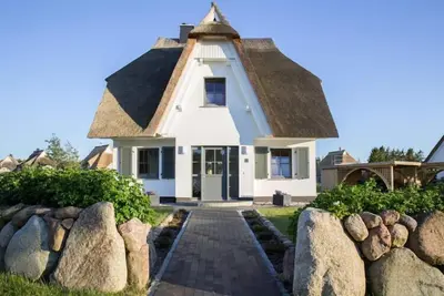 Image de Maison au Toit de Chaume près du Bodden avec Sauna
