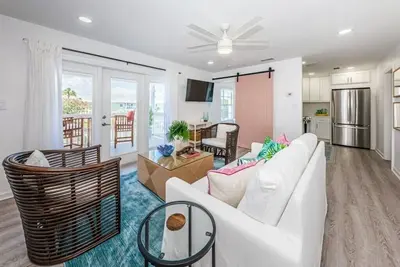 Image de Luxury Waterfront Resort Style Living- The Beachy Getaway