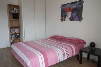 Image de chambre privée lit double dans appartement à partager - 20 minutes de Paris