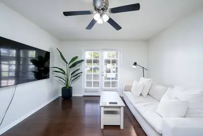 Image de 2br Gated Condo | Pool + Gym Near Old Town