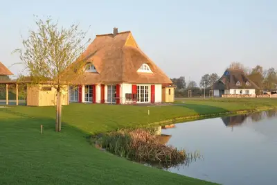 Image de Maison au Toit de Chaume près du Bodden avec Sauna