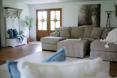 Charming 4br\/3ba Farmhouse, Just 20 Minutes from Branson – A Cozy Retreat