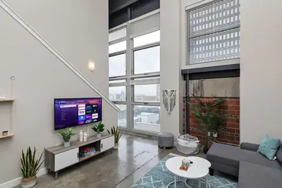 Image de Modern Oasis: 2-Story Loft, 2bd\/2bth Downtown