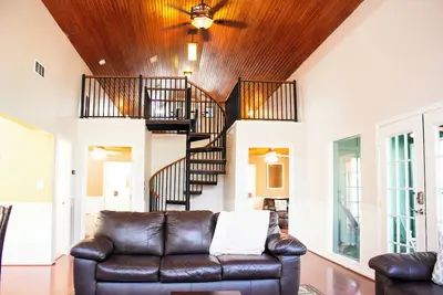 Image de Leaning Pines Lodge, Sleeps 10, Double Cabins in the woods, 30 min to Round Top
