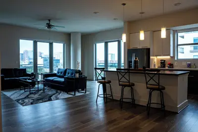 Image de Urban retreat with stunning city views and modern furnishings. Book today!