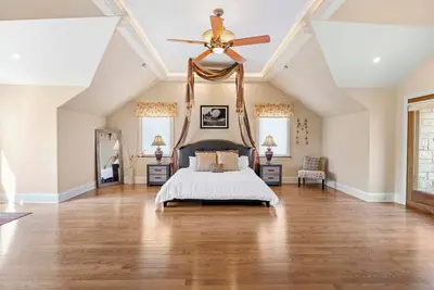 Image de Luxury 5br/4. 5ba 5400 Sq Ft w/Huge Yard+ Prime Suburb+ Game room +Chef's Kitchen