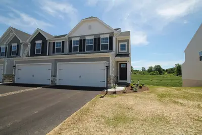 Image de New Penn State Townhouse: Prime Location Near Stadium, Campus, and Airport!