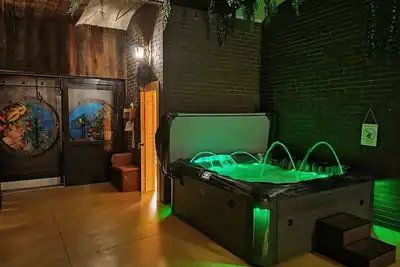 Image de Ernests' unique townhouse with sauna, hot tub and free parking