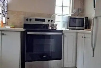 Image de lower level apt in a warren's/centrally located area. Easy access!