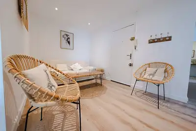 Image de Appartement en Centre-Ville! \nDans un quartier calme de Caen \nIdéal pour des va