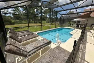 Image de South Facing Pool Home - Room for the whole family!