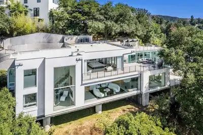 Image de Villa in Beverly Hills - Pool -Scenic Outlook 4b/b