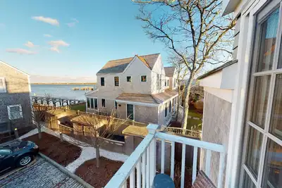 Image de Walk to town condo with waterviews